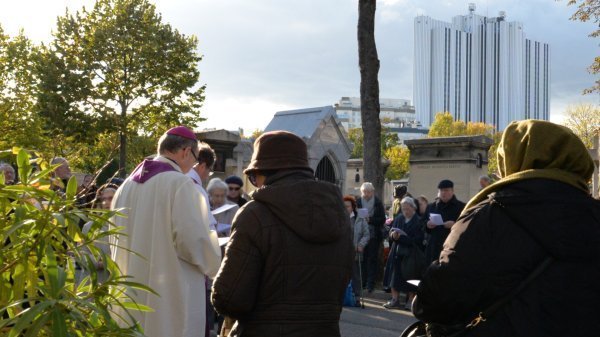 Prière pour les prêtres défunts au cimetière Montparnasse
