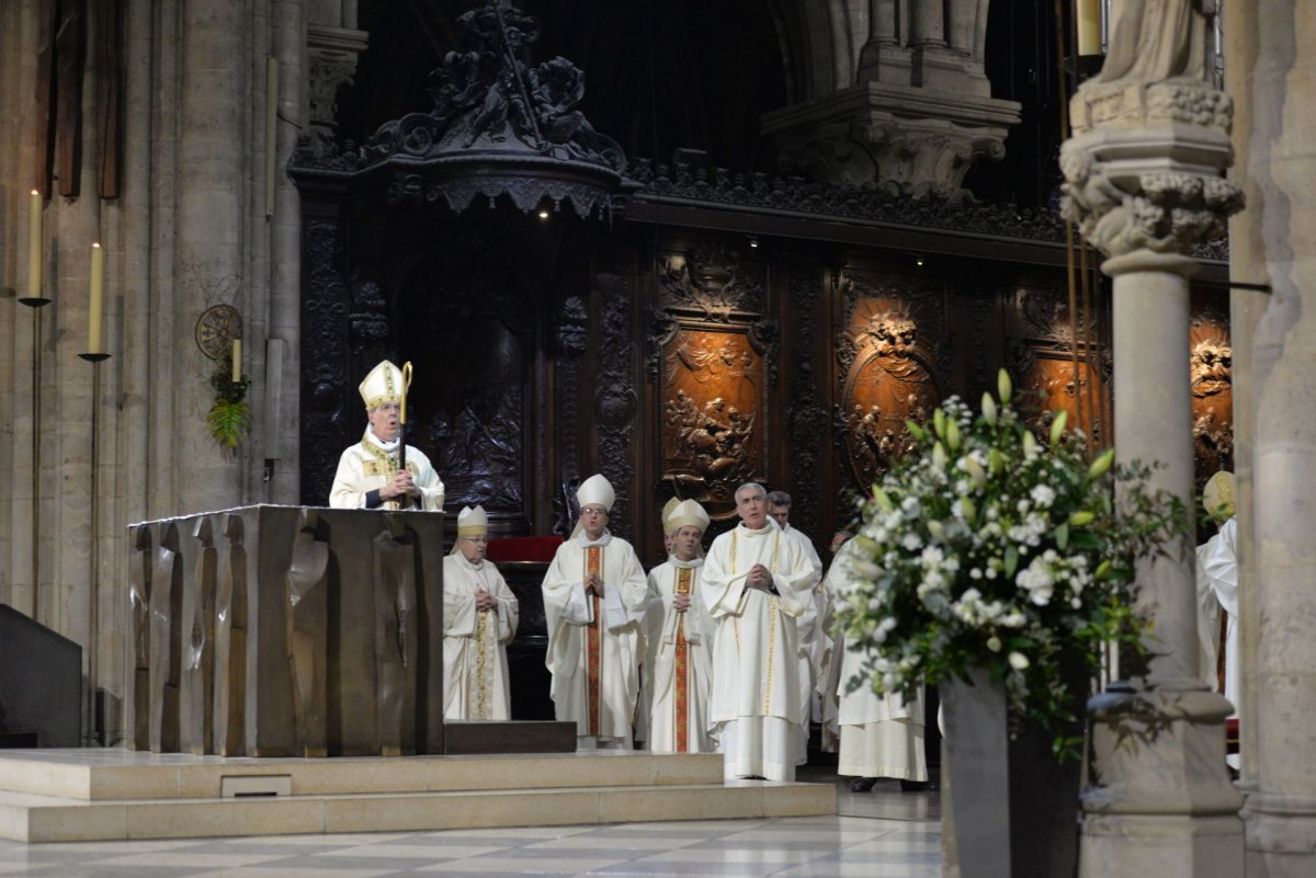 Prière mariale. © Marie-Christine Bertin / Diocèse de Paris.