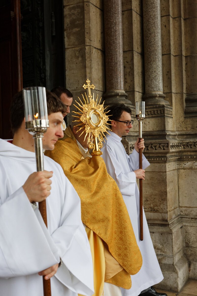 Adoration du Saint Sacrement et prière sur la ville. © Yannick Boschat / Diocèse de Paris.