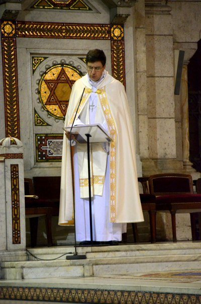 Mgr de Moulins-Beaufort, évêque auxiliaire de Paris, préside la veillée (…). Photo Laurent Glaenzer 