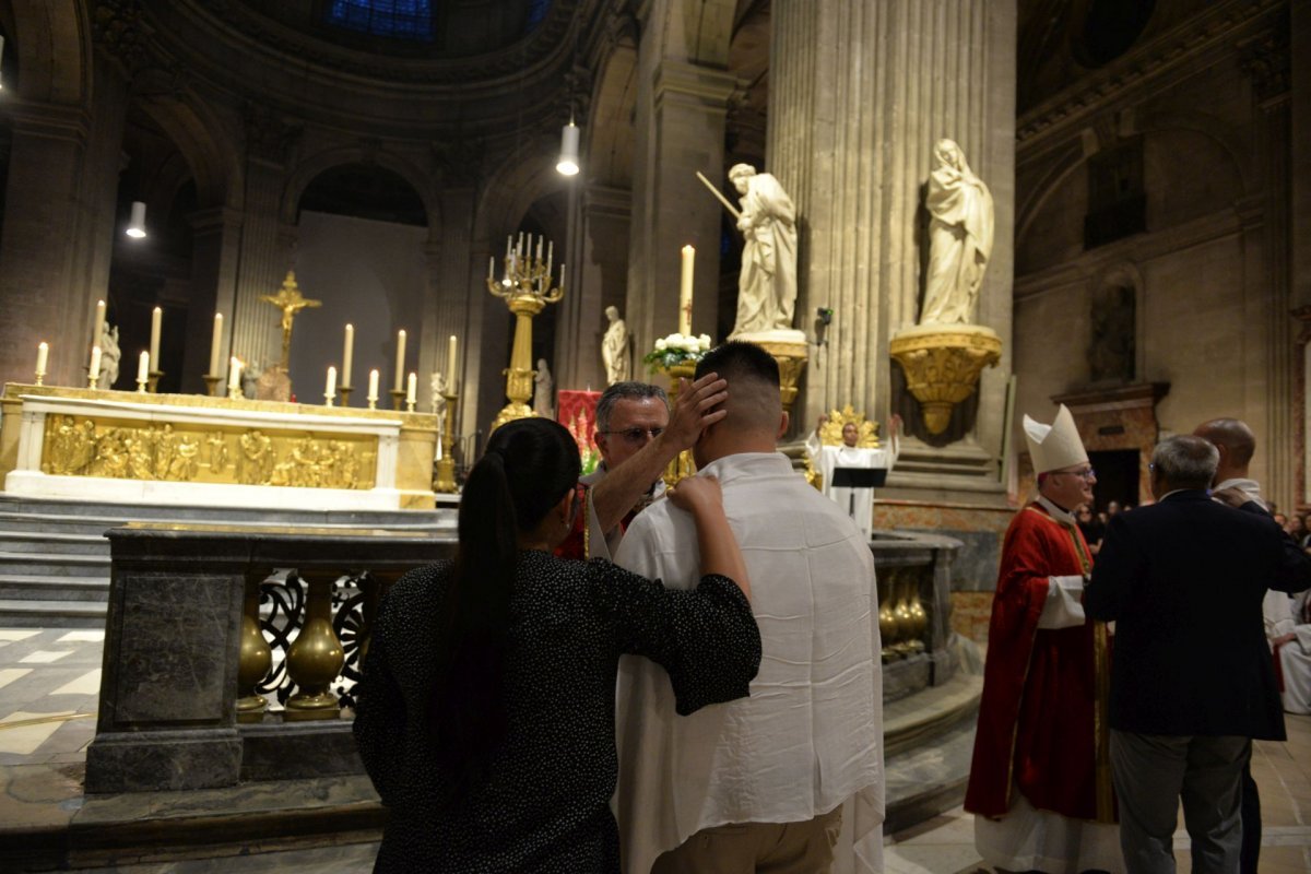 Confirmation des adultes au cours de la Vigile de Pentecôte 2023, (…). © Marie-Christine Bertin / Diocèse de Paris.