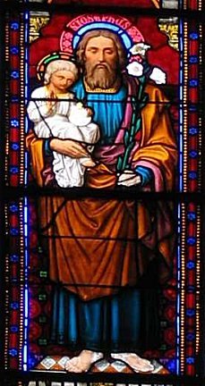 Vitrail de Saint-Joseph-Artisan : saint Joseph. © C. D. A. S.