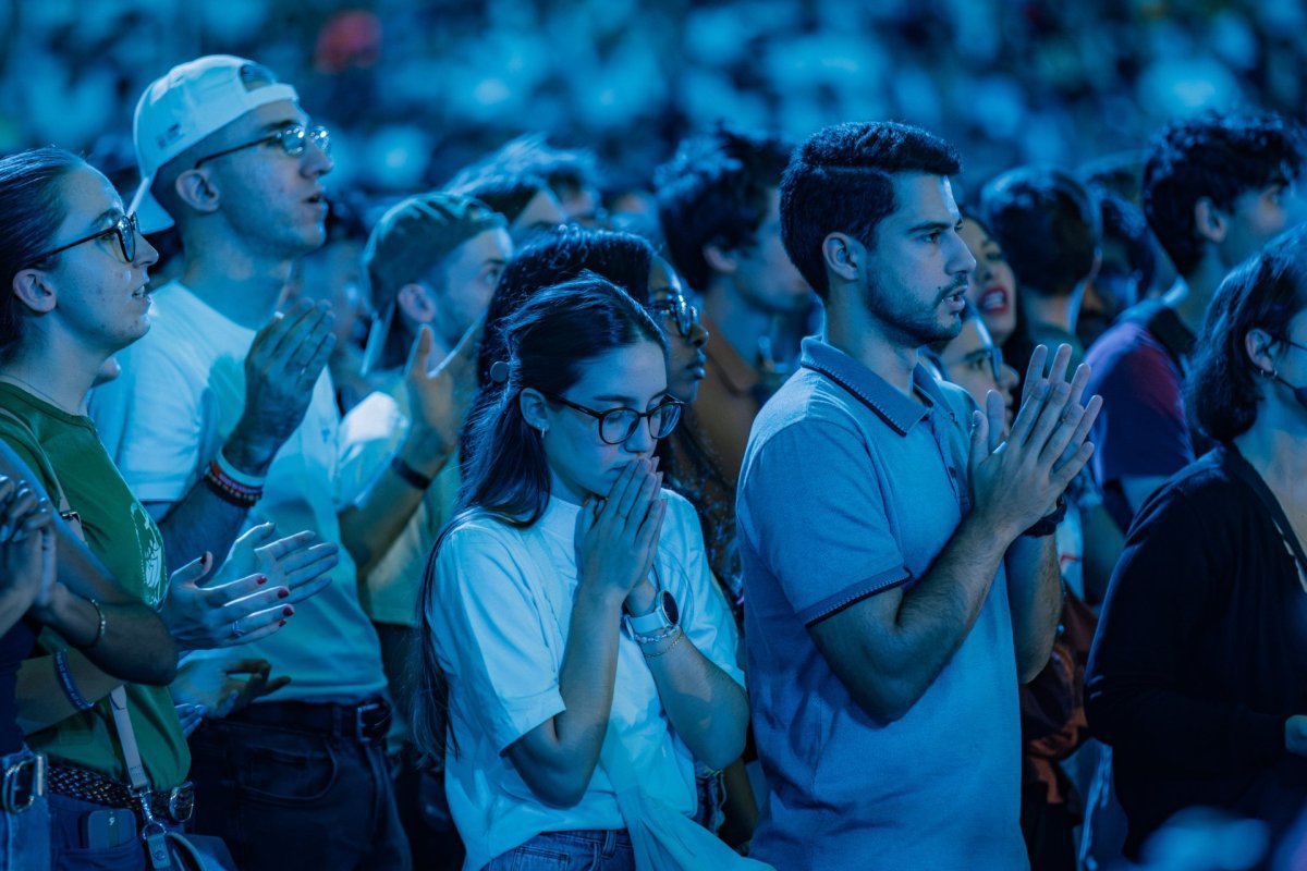 Jeunes en prière durant la veillée avec le Pape au Stade de France le 25 (…). © Valentin Duriez / Diocèse de Paris.
