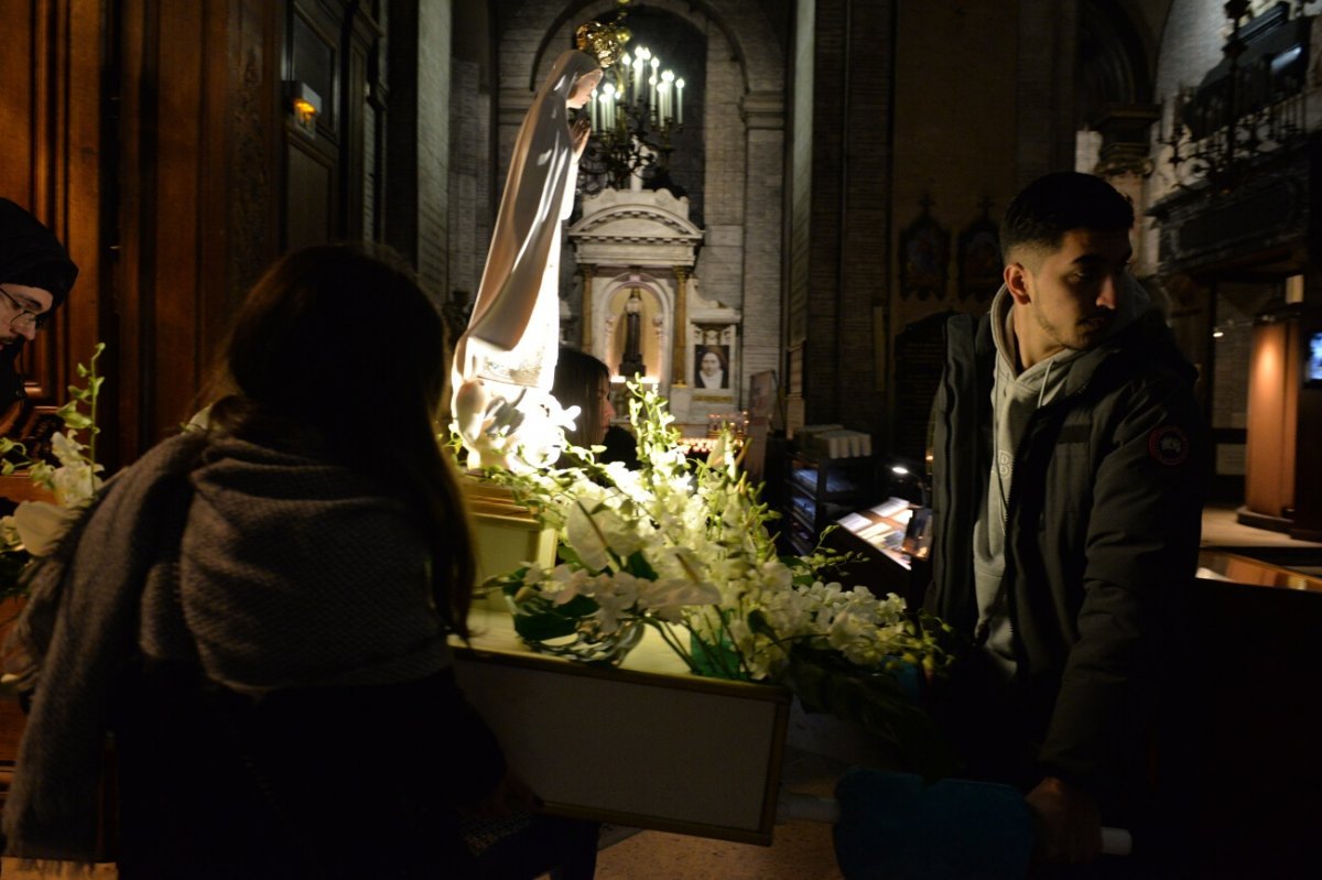 Procession Mariale, halte à Notre-Dame des Victoires. © Marie-Christine Bertin / Diocèse de Paris.