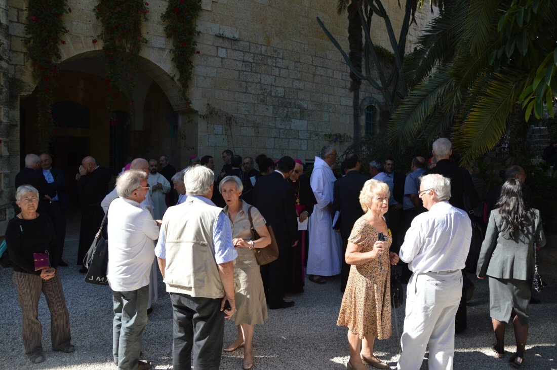 Arrivée à Abu Gosh pour l'inauguration du mémorial Lustiger.. © Pierre-Louis Lensel / Diocèse de Paris.