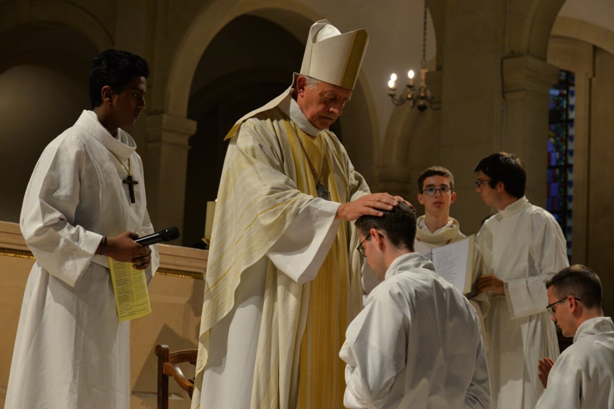 Ordinations diaconales en vue du sacerdoce 2019. Par Mgr Philippe Marsset, évêque auxiliaire de Paris, le 22 septembre 2019 à Saint-Jean-Baptiste de Grenelle. © Marie-Christine Bertin / Diocèse de Paris.