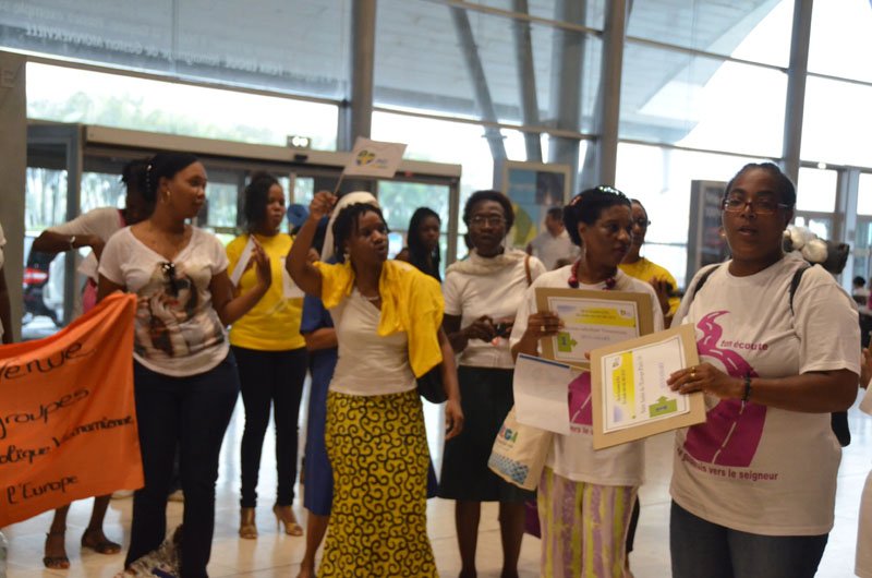 Comité d'accueil à l'aéroport de Cayenne. © © Marie-Christine Bertin / Diocèse de Paris.