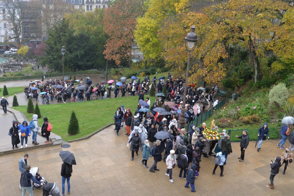 Montée à Montmartre de la paroisse Notre-Dame des Victoires. © Marie-Christine Bertin / Diocèse de Paris.