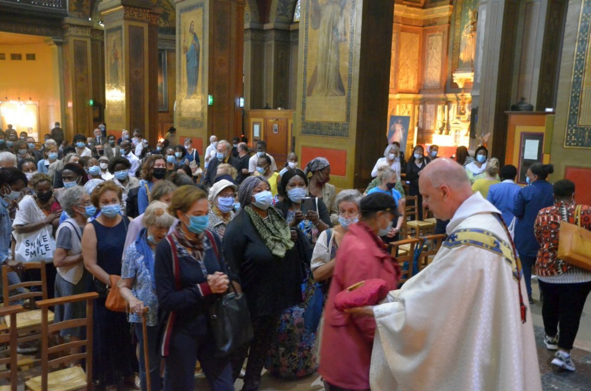 Vénération d'une relique de saint-Louis. © Michel Pourny / Diocèse de Paris.