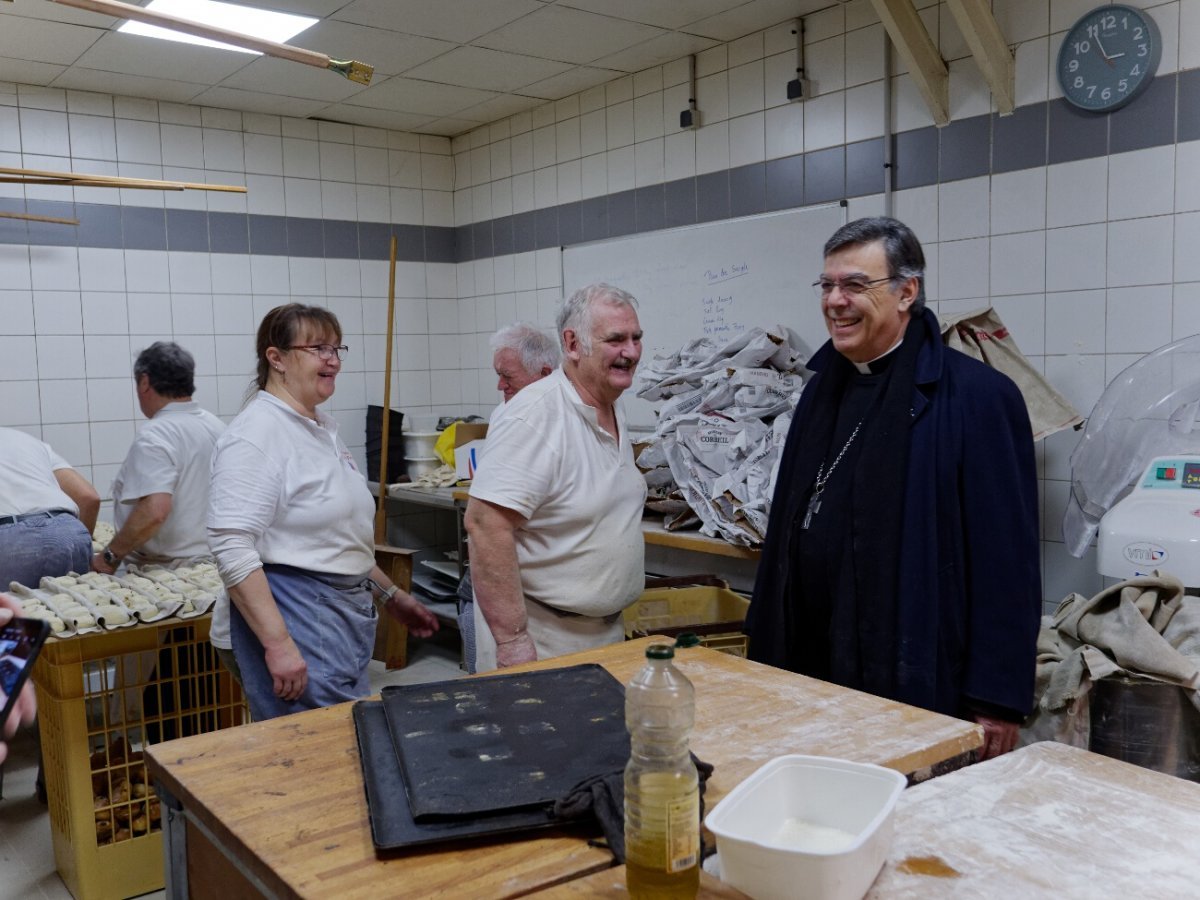 Préparation des petits pains de sainte Geneviève. Visite de Mgr Michel Aupetit, archevêque de Paris. © Yannick Boschat / Diocèse de Paris.