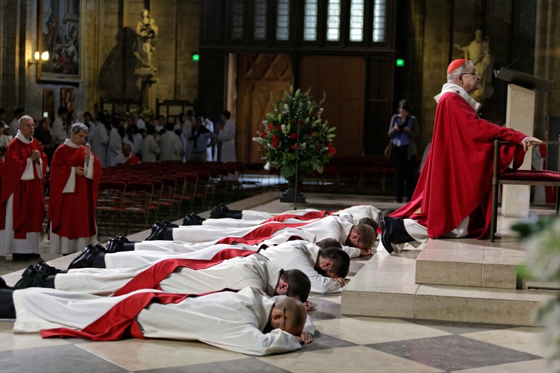 Prostration des futurs prêtres et invocations des saints. © Yannick Boschat / Diocèse de Paris.