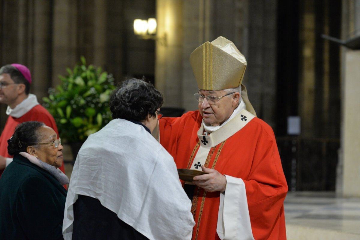 Onction du Saint Chrême. © Marie-Christine Bertin / Diocèse de Paris.