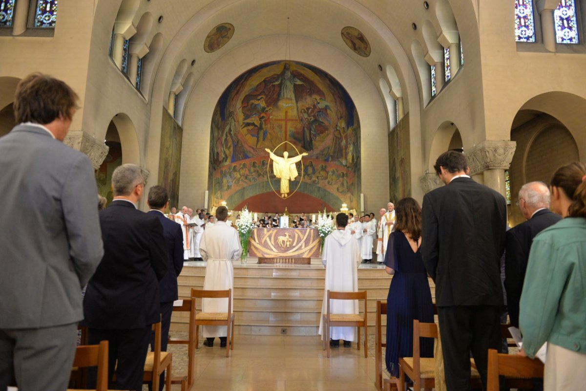 Ordinations diaconales en vue du sacerdoce à Saint-Ferdinand des Ternes (17e). © Marie-Christine Bertin / Diocèse de Paris.