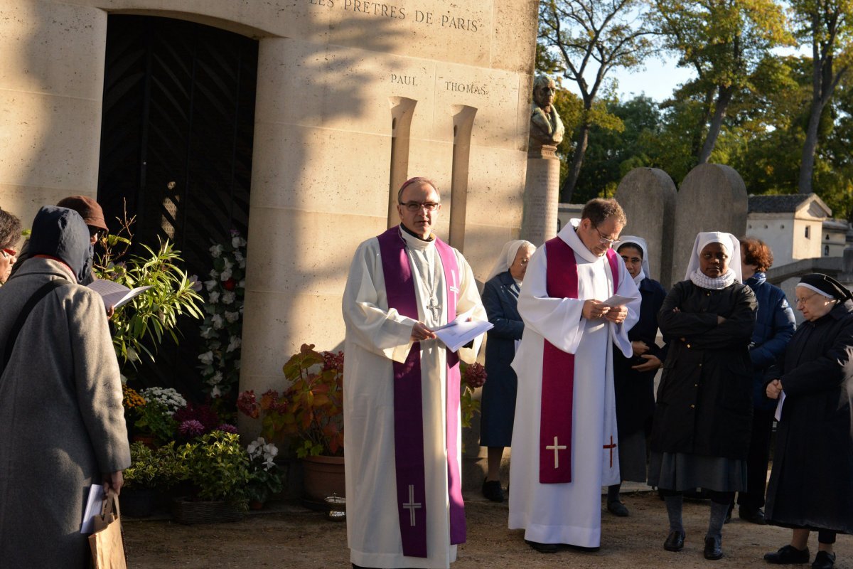 Prière pour les prêtres défunts au cimetière Montparnasse 2018. © Marie-Christine Bertin / Diocèse de Paris.