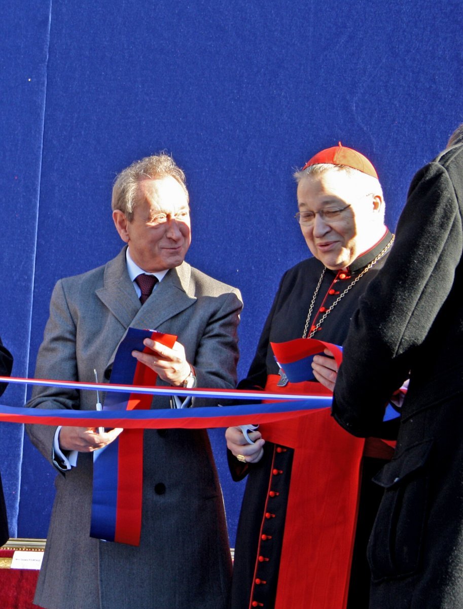 Bertrand Delanoë et Mgr Vingt-Trois coupant ensemble le ruban (…). © Olivier Bouet.