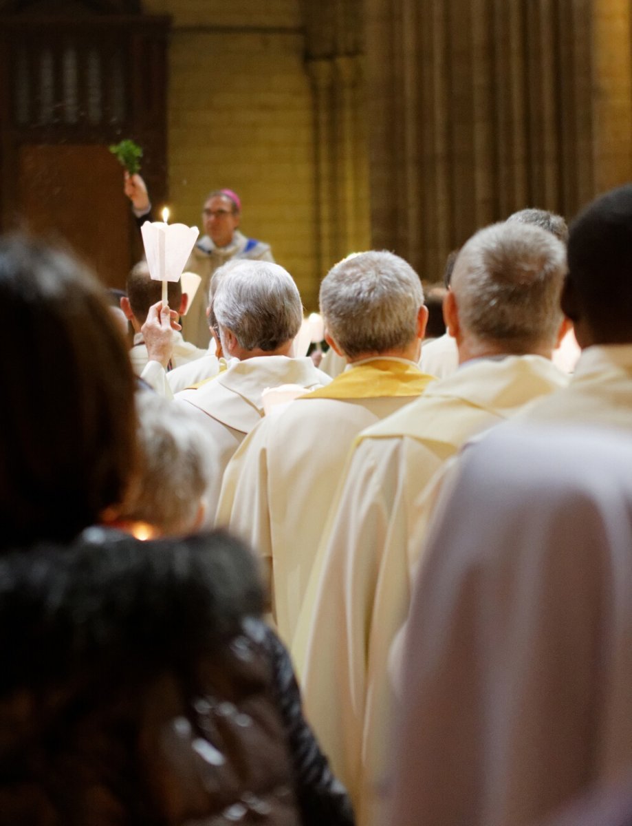 Bénédiction des cierges par Mgr Jérôme Beau, évêque auxiliaire de Paris. © Yannick Boschat / Diocèse de Paris.