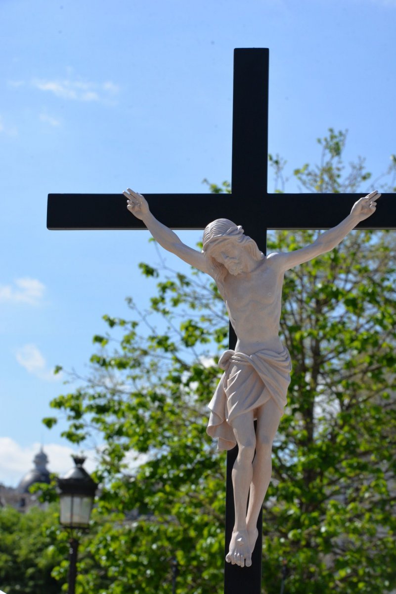 Méditation au pied de la croix avec Charles de Foucauld. © Marie-Christine Bertin / Diocèse de Paris.