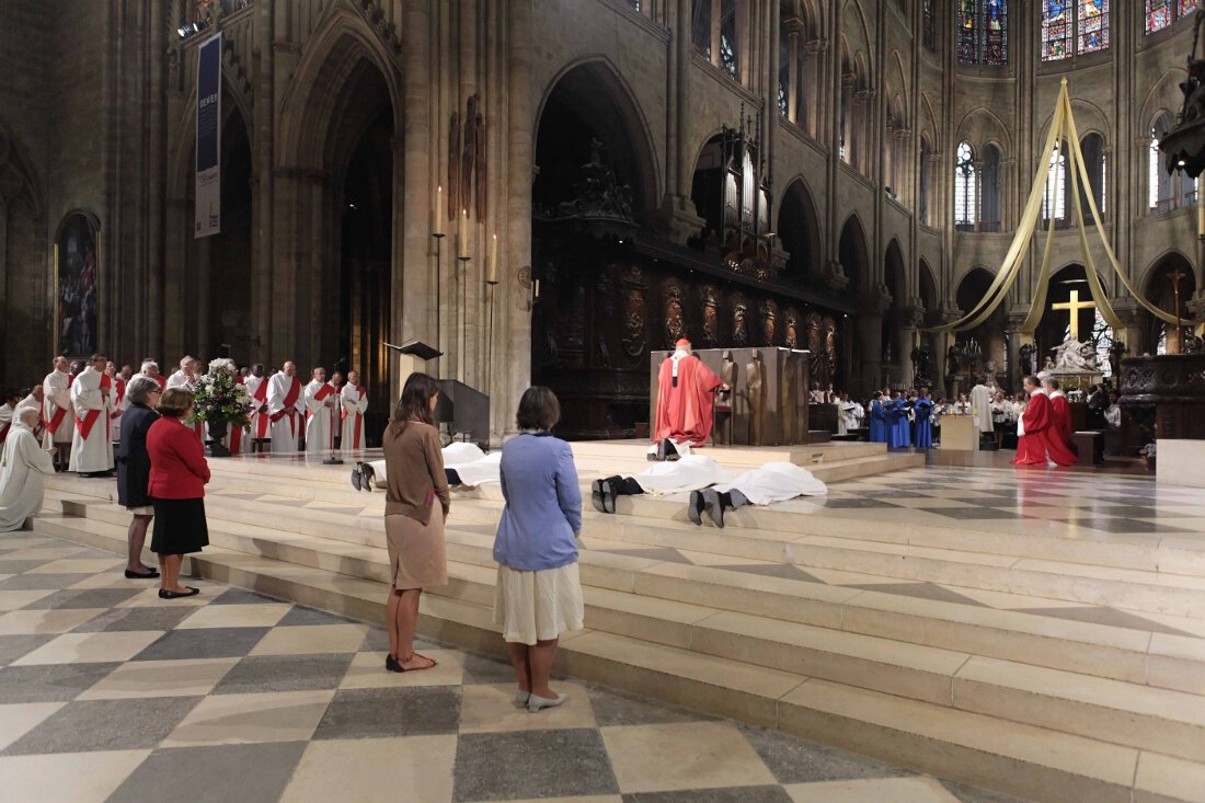 Prostration des ordinands. © Yannick Boschat / Diocèse de Paris.