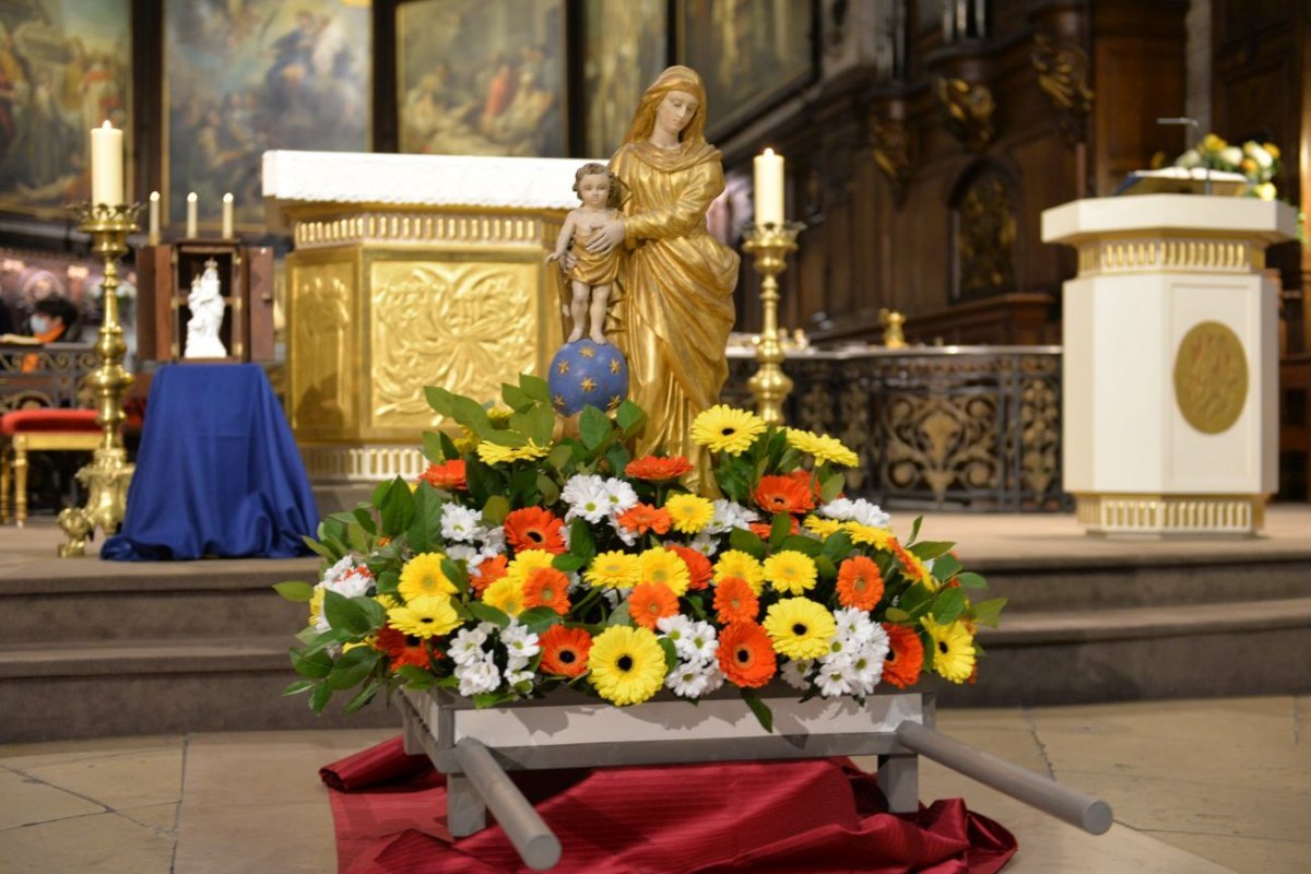 Montée à Montmartre de la paroisse Notre-Dame des Victoires. © Marie-Christine Bertin / Diocèse de Paris.