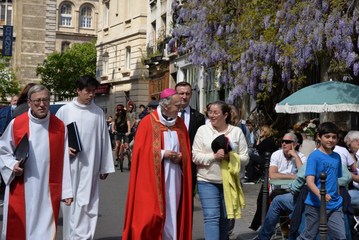 Méditation au pied de la croix avec Charles de Foucauld. © Marie-Christine Bertin / Diocèse de Paris.