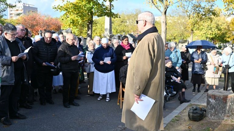 Prière pour les prêtres défunts au cimetière Montparnasse 2025. (c) Marie-Christine Bertin / Diocèse de Paris.