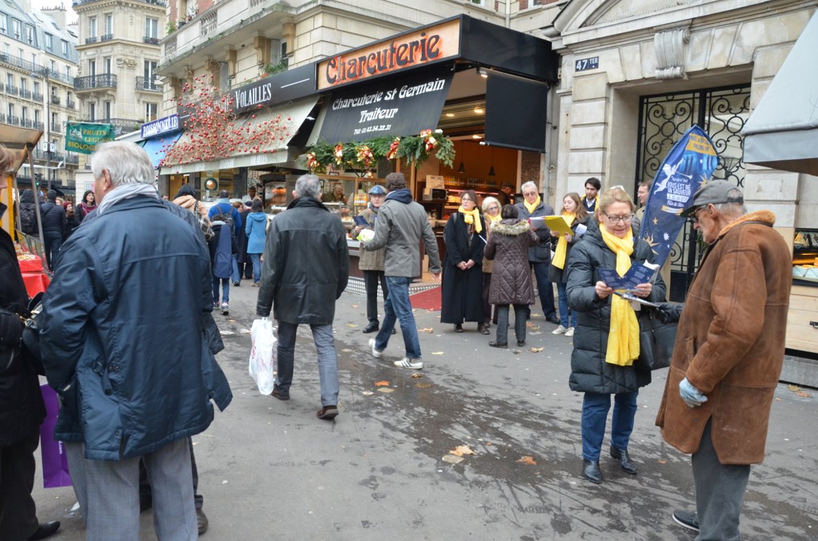 Rencontres et chants sur le marché Maubert avec Saint-Séverin (5e). © Marie-Christine Bertin / Diocèse de Paris.