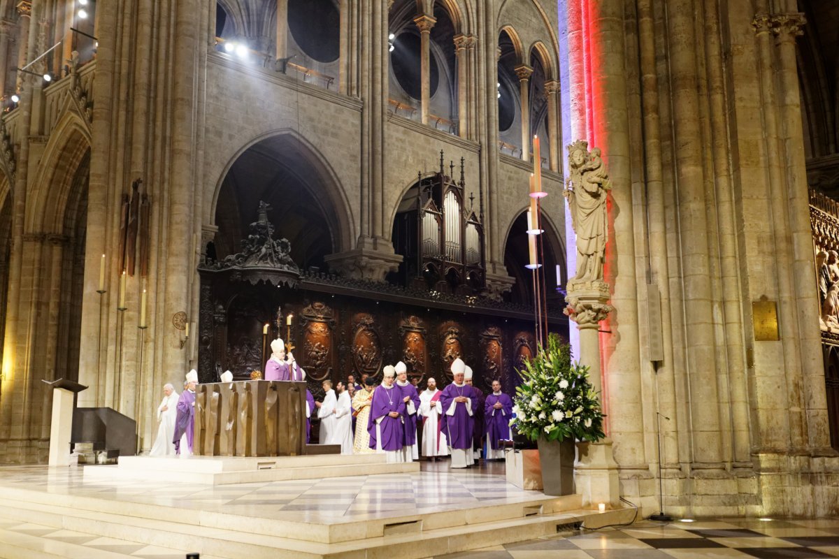 Messe à l'intention des victimes et de leurs proches et à (…). © Yannick Boschat / Diocèse de Paris.