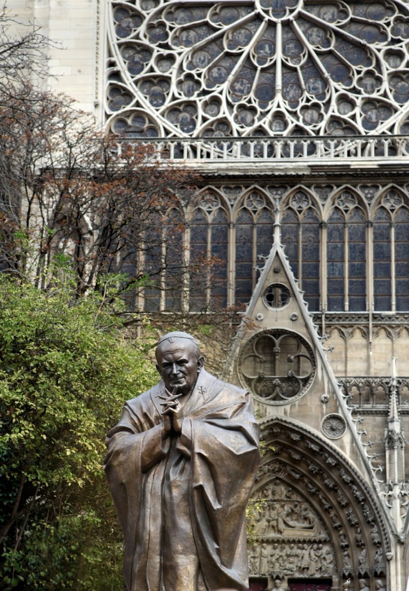 Statue de saint Jean-Paul II. © Yannick Boschat.