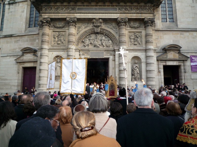 Janvier 2010 : Fête de sainte Geneviève, patronne de Paris,. 600 personnes sur le parvis de l'église Saint-Etienne du Mont (5e). 