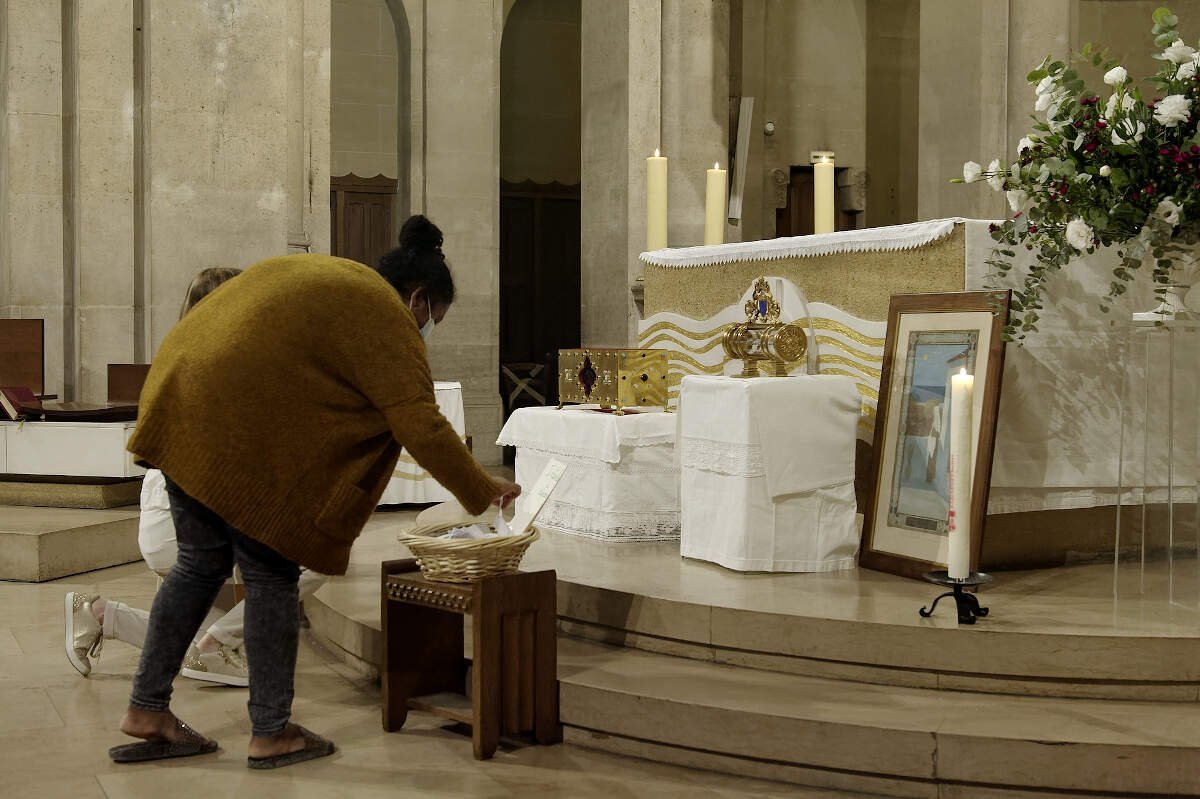 Vénération des reliques de sainte Geneviève à Saint-Lambert de Vaugirard. © Trung-Hieu Do / Diocèse de Paris.