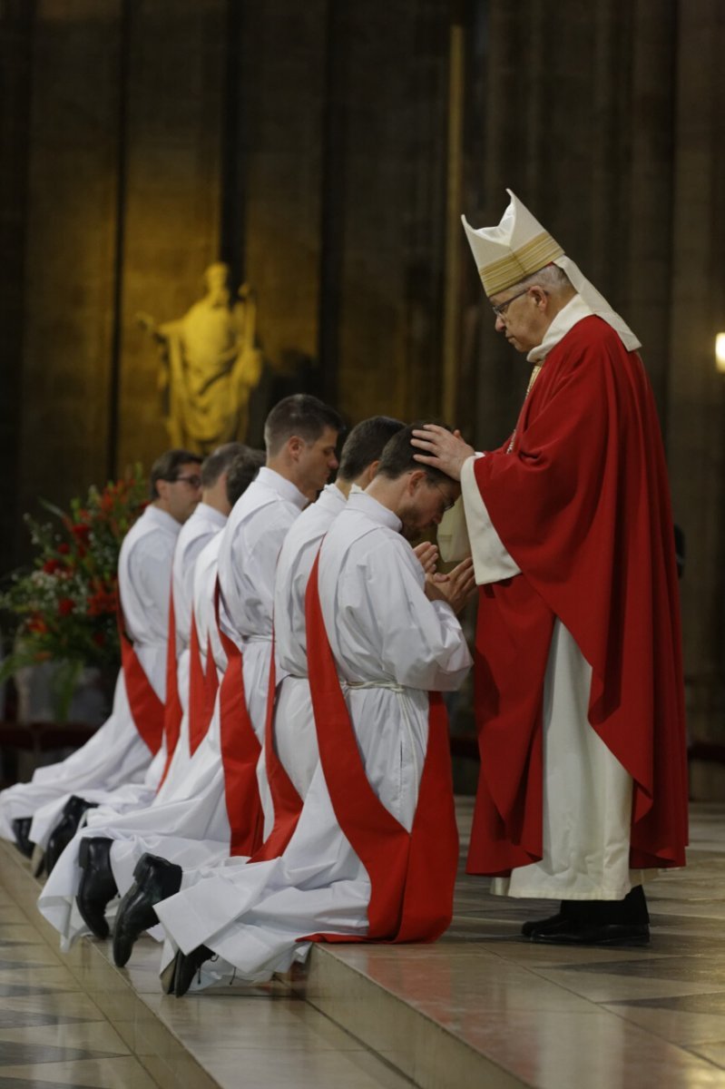 L'imposition des mains est le signe de la continuité du sacrement de (…). © Yannick Boschat / Diocèse de Paris.