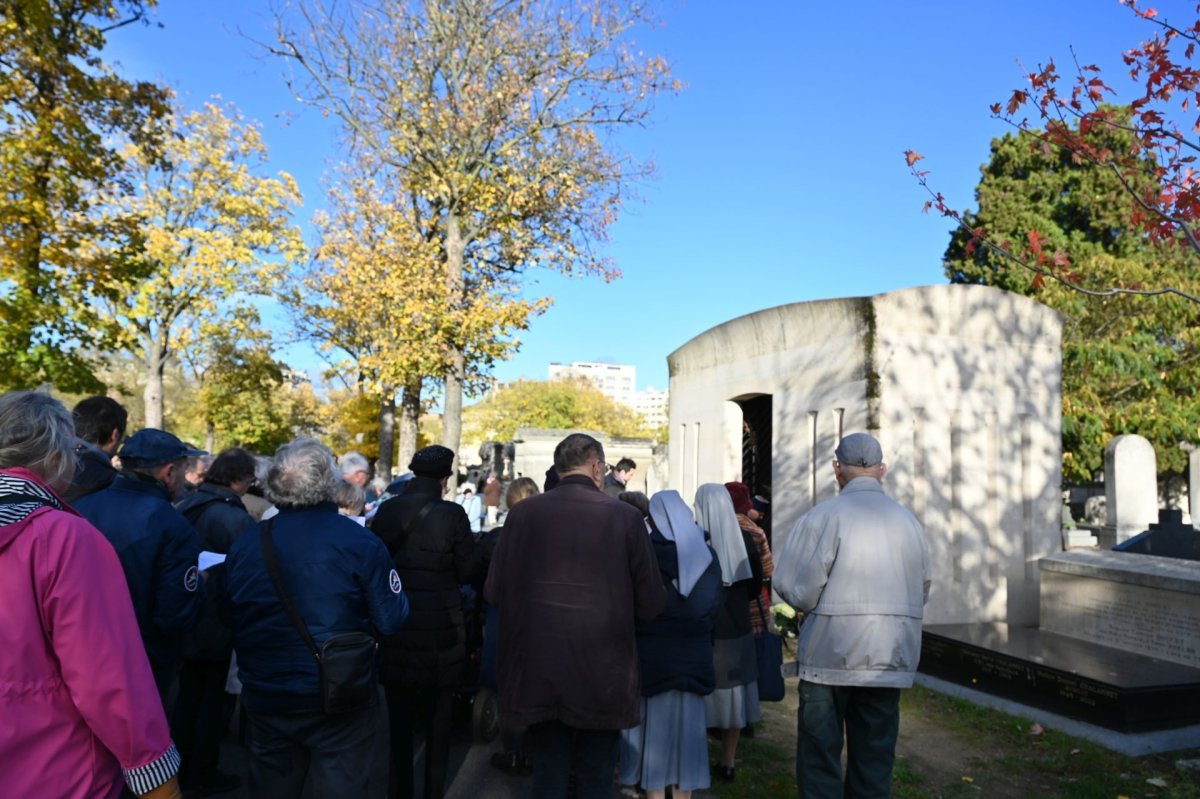 Prière pour les prêtres défunts au cimetière Montparnasse 2025. © Marie-Christine Bertin / Diocèse de Paris.