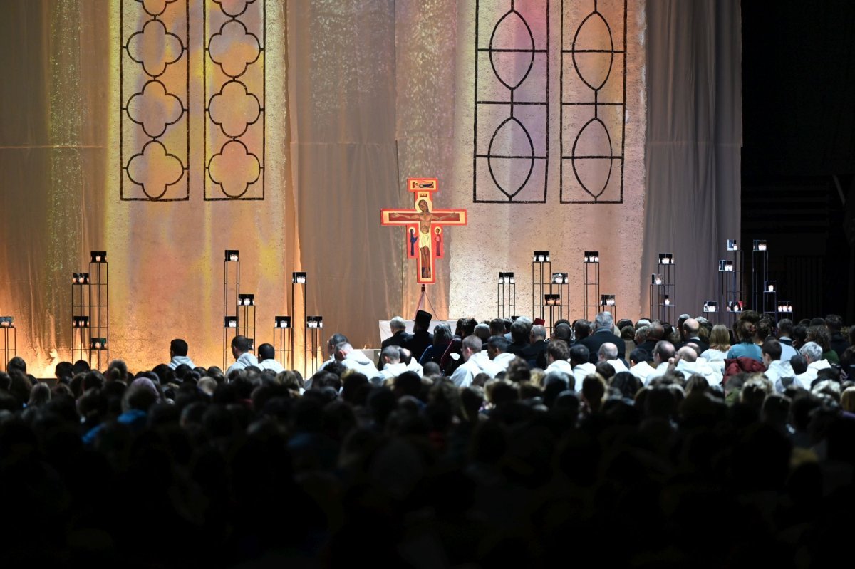 Prière du soir à l'Accor Arena à Bercy. © Marie-Christine Bertin / Diocèse de Paris.