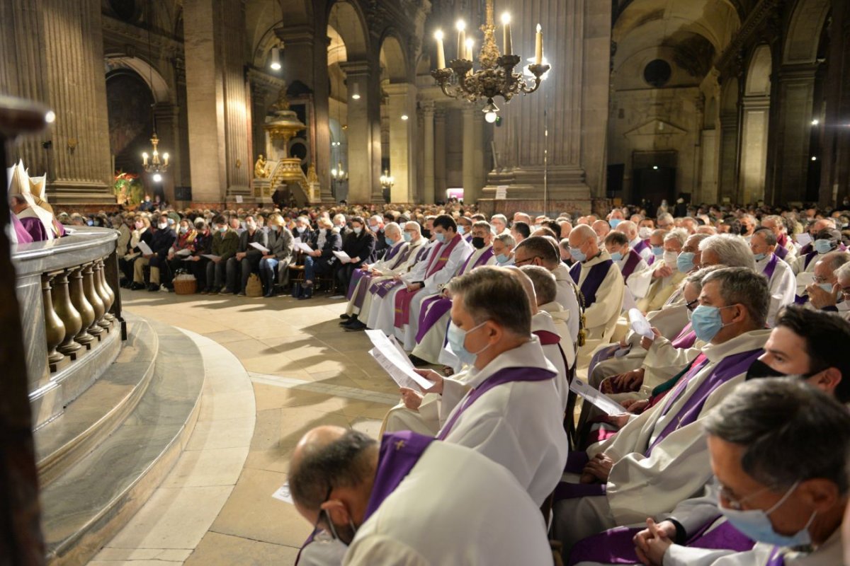 Messe autour de Mgr Michel Aupetit. © Marie-Christine Bertin / Diocèse de Paris.