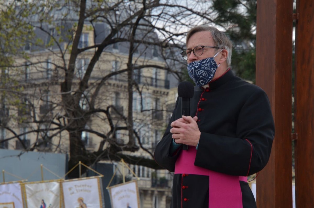 Marche vers Notre-Dame de Paris. © Michel Pourny.