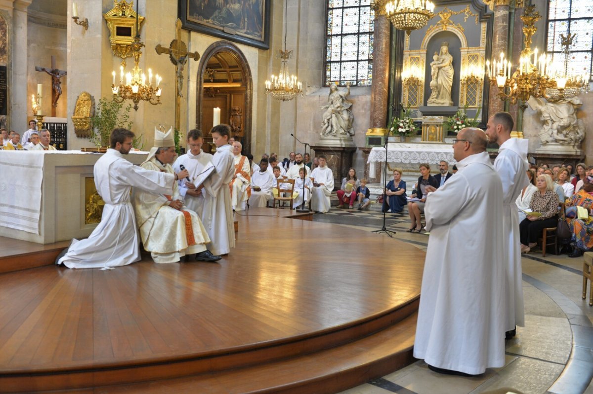 Ordinations diaconales en vue du sacerdoce 2019. Par Mgr Denis Jachiet, évêque auxiliaire de Paris, le 22 septembre 2019 à Saint-Paul-Saint-Louis. © Marie-Christine Bertin / Diocèse de Paris.