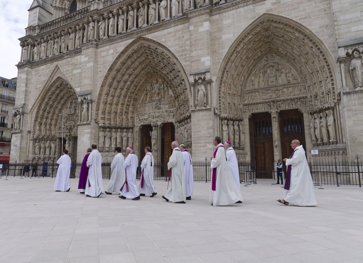 Arrivée du cercueil du Cardinal André Vingt-Trois à Notre-Dame de Paris. © Yannick Boschat / Diocèse de Paris.