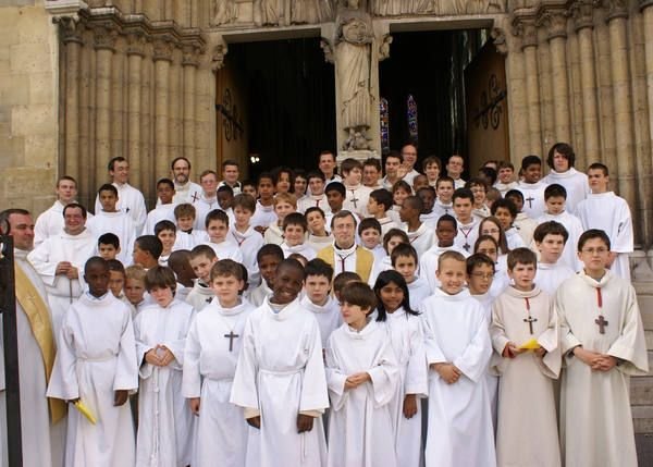 Mai : Rassemblement des clercs. Les servants de messe ont été invités à se rassembler dans les quatre grands secteurs confiés aux vicaires généraux. 