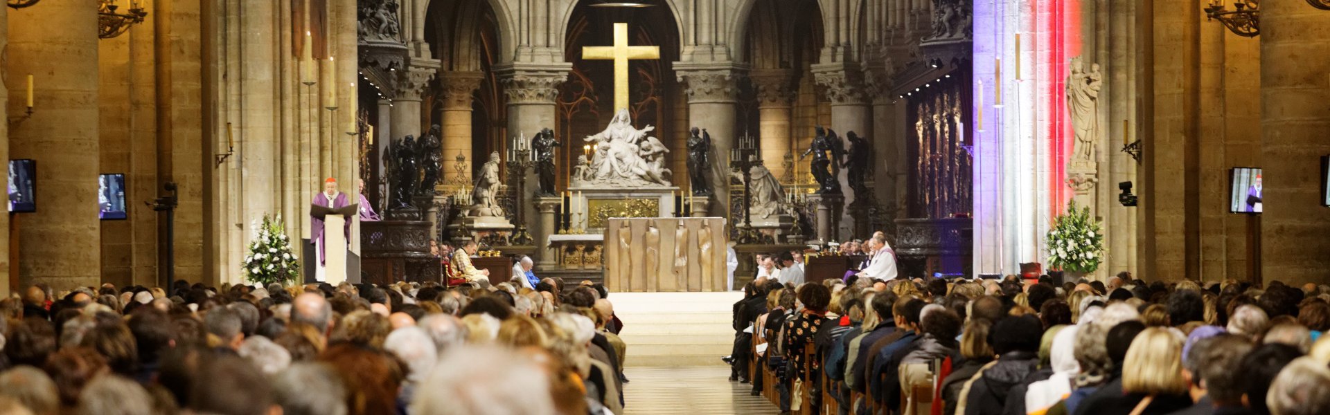 Messe à l'intention des victimes et de leurs proches et à (…). (c) Yannick Boschat / Diocèse de Paris.