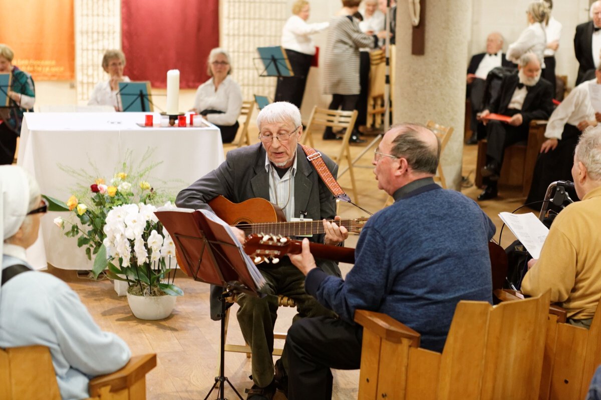 Animation musicale à la chapelle. © Yannick Boschat / Diocèse de Paris.