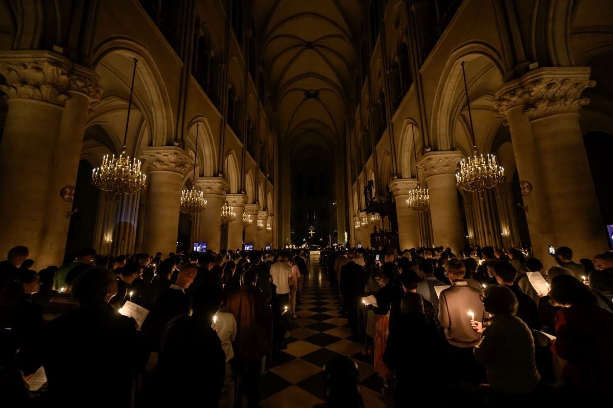Vigile pascale à Notre-Dame de Paris 2025. © Jean-Baptiste Delerue.