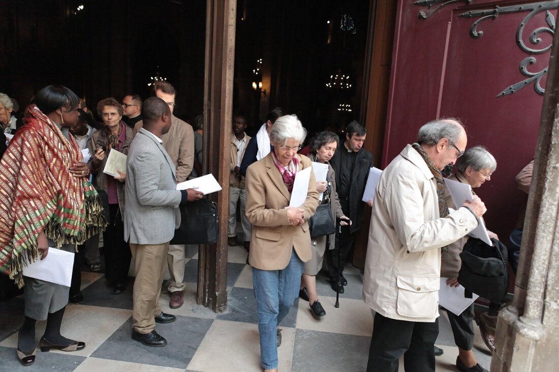 Distribution des outils pour l'Année de l'appel. © Yannick Boschat / Diocèse de Paris.