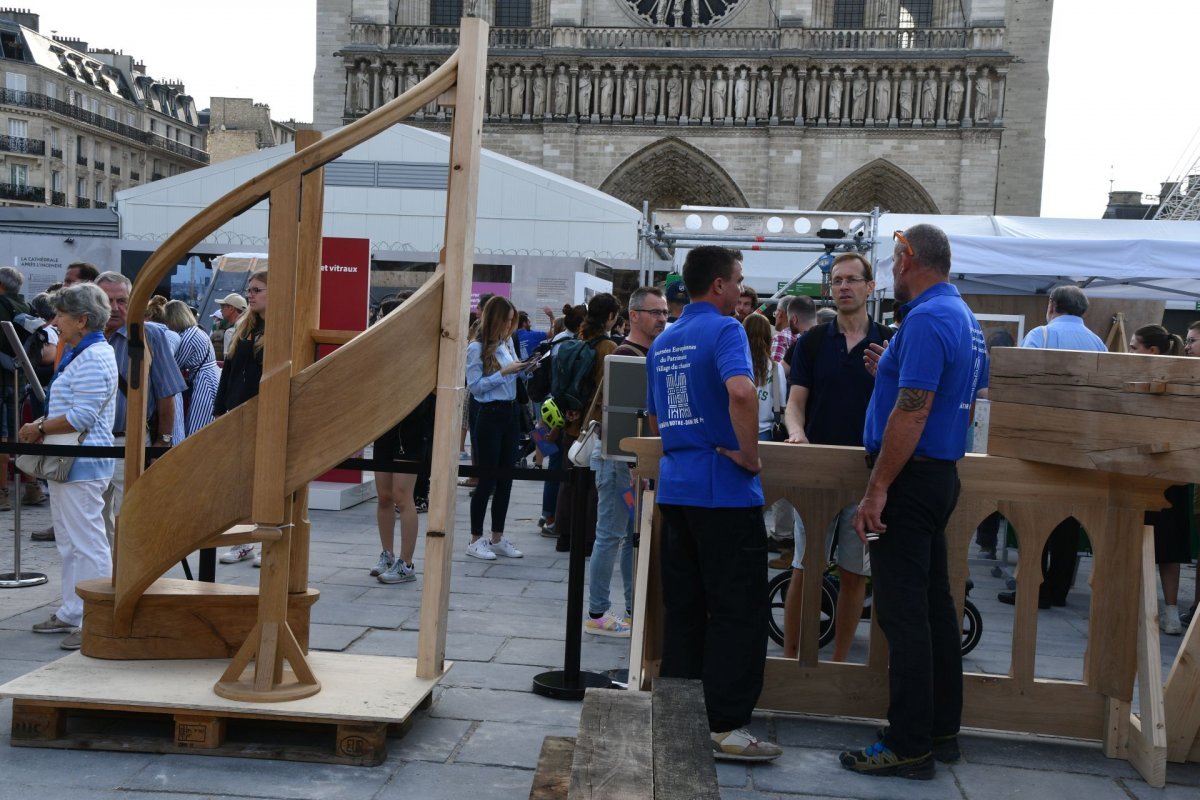 Village du chantier sur le parvis de la cathédrale Notre-Dame de Paris 2023. © Michel Pourny.