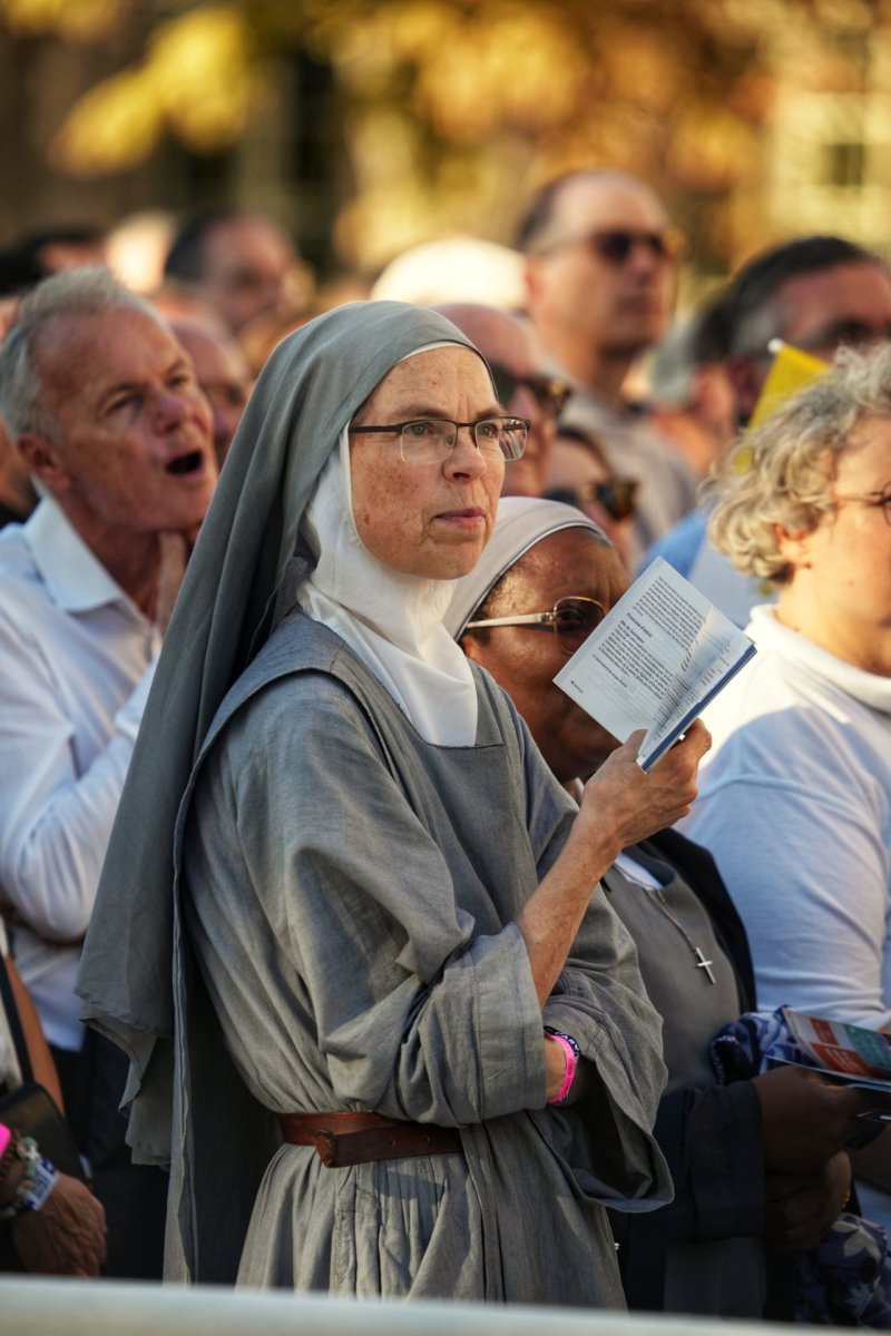 Sœur Apostolique de Saint-Jean et Dominicaine, avant les vêpres célébrées (…). © Illan Callé / Diocèse de Paris.