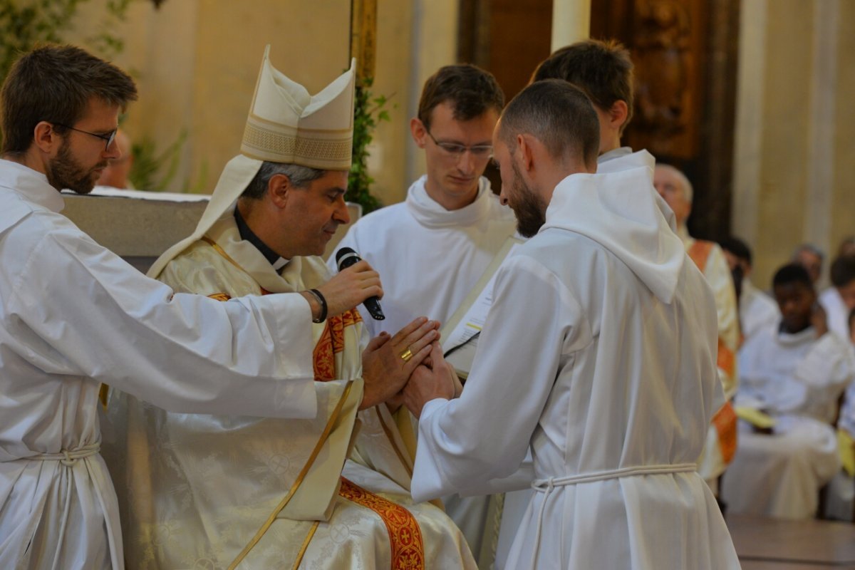 Ordinations diaconales en vue du sacerdoce 2019. Par Mgr Denis Jachiet, évêque auxiliaire de Paris, le 22 septembre 2019 à Saint-Paul-Saint-Louis. © Marie-Christine Bertin / Diocèse de Paris.