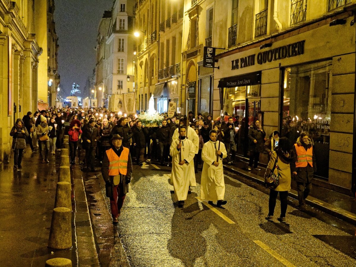 Procession Mariale, halte à Notre-Dame des Victoires. © Yannick Boschat / Diocèse de Paris.