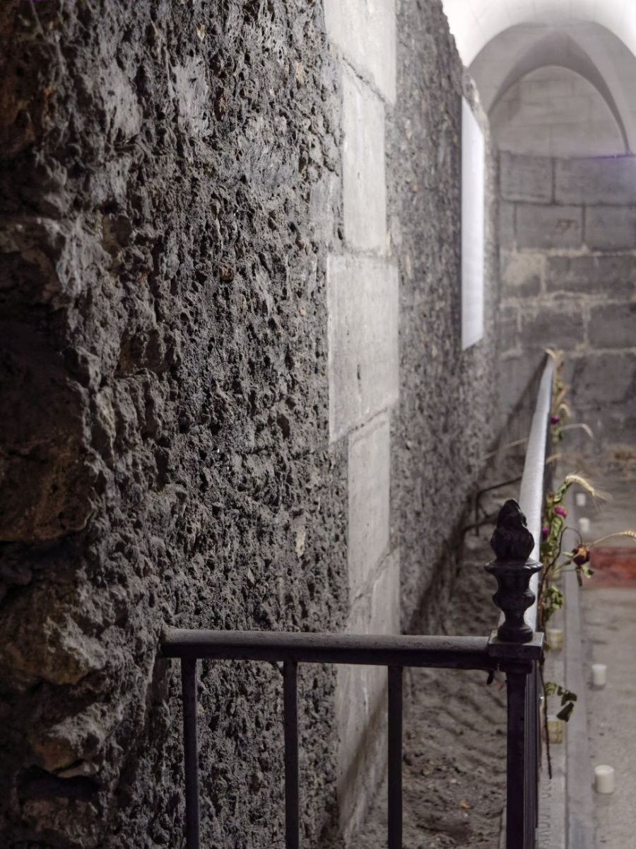 Mur de la prison de la Roquette au Séminaire Saint-Sulpice. © Yannick Boschat / Diocèse de Paris.