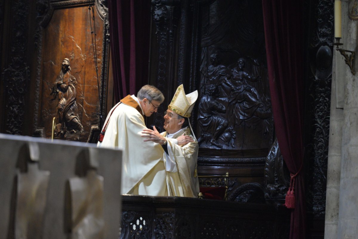 L'archevêque prend possession de la cathèdre. © Marie-Christine Bertin / Diocèse de Paris.