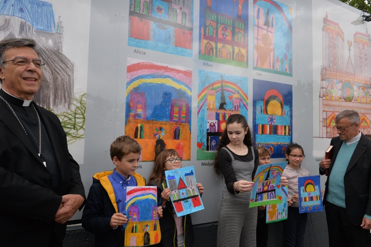 Inauguration de l'exposition de dessins au pied de la cathédrale. © Marie-Christine Bertin / Diocèse de Paris.