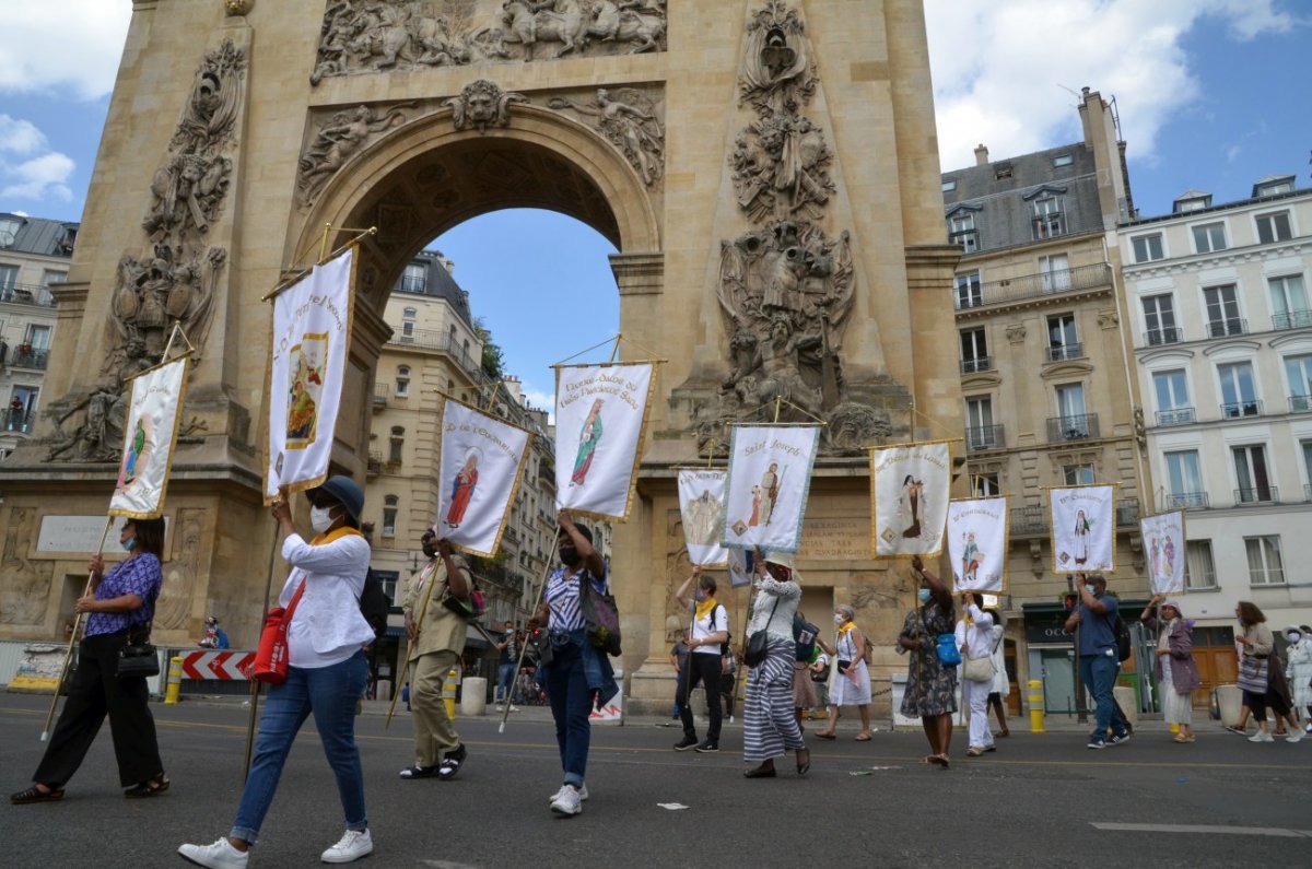 Fête de l'Assomption de la Vierge Marie : procession dans Paris. © Michel Pourny / Diocèse de Paris.